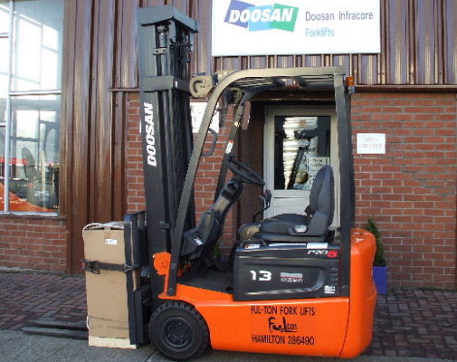 Electric 1.3 ton capacity forklift